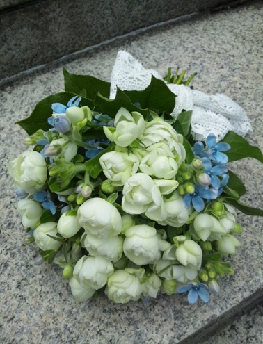 ウエディングブーケ 前撮り用 スプレーウィットとブルースターの可憐なクラッチ センスあふれるフラワーギフト ウエディングブーケ 日本橋花屋 アクトフラワー