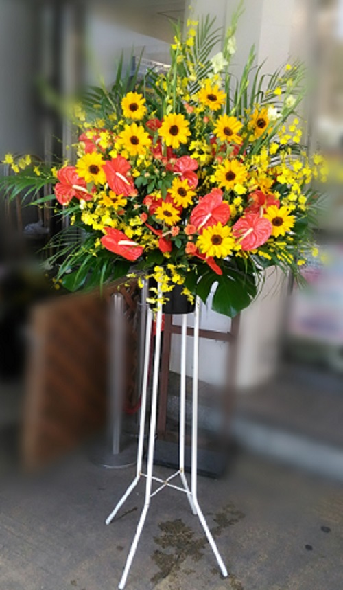 夏ならではのひまわりとアンスリウムのトロピカルなスタンド花 センスあふれるフラワーギフト ウエディングブーケ 日本橋花屋 アクトフラワー