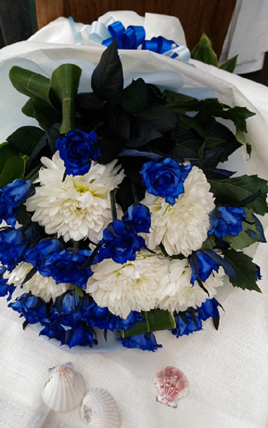 ブルーローズと白いダリアの大きな花束とお盆期間の営業時間について センスあふれるフラワーギフト ウエディングブーケ 日本橋花屋 アクトフラワー