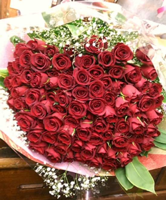 圧巻 赤バラ100本とかすみ草の花束 センスあふれるフラワーギフト ウエディングブーケ 日本橋花屋 アクトフラワー